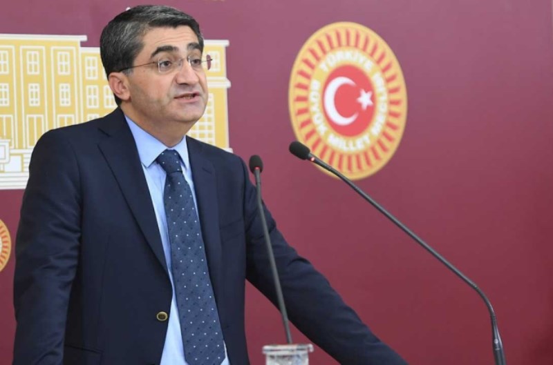 Ekmen ”İktidar israfa son versin”