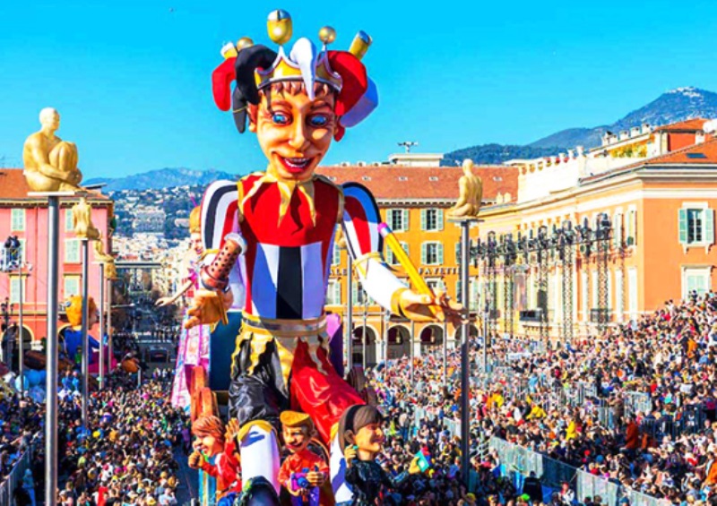 Çiçeklerle süslenen Nice