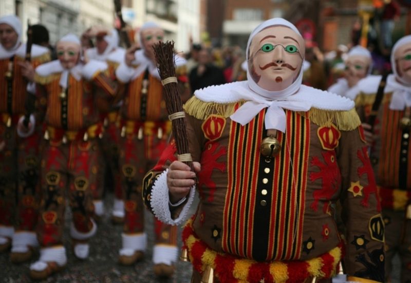 Kurabiye adamlar sokakta