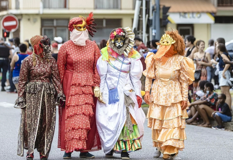 Gösterişli kostümler, enerjik müzik ve geçit töreni 