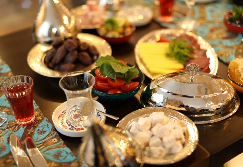 İki yakada beş yıldızlı iftar sofraları