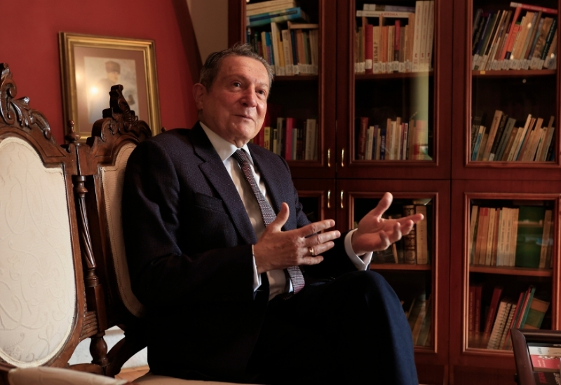 Hayat adil değil ve dünya bize borçlu değil.