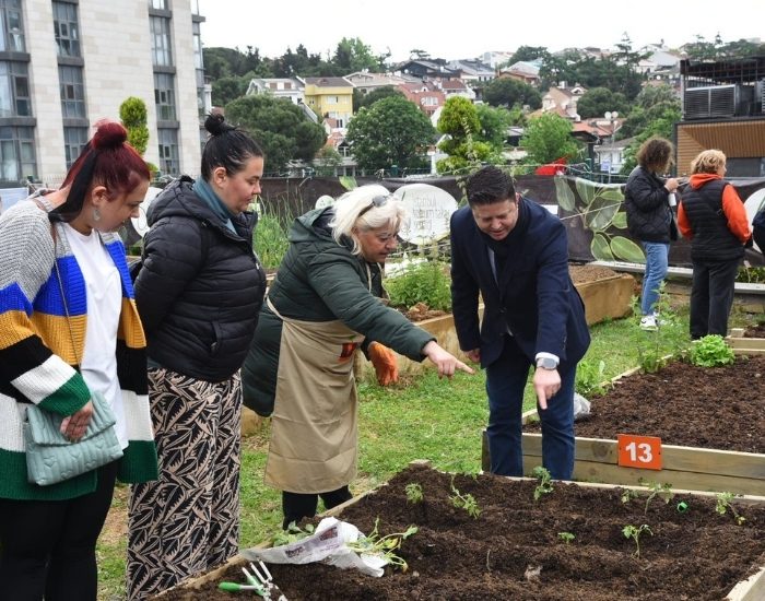 Kadıköy’de fideler toprakla buluşuyor