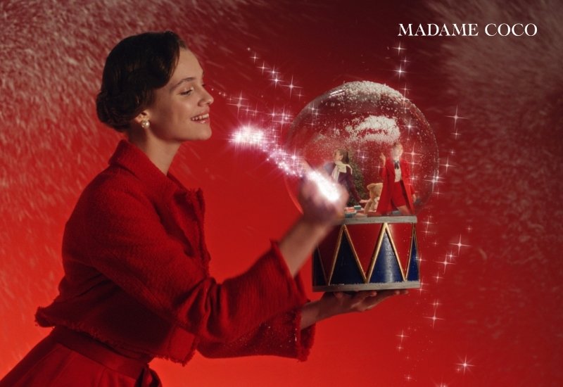 Sihirli kar küresi temalı yeni yıl reklamı