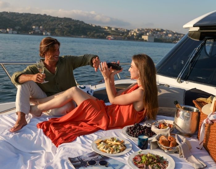 İstanbul Boğazı’nda Sevgililer Günü