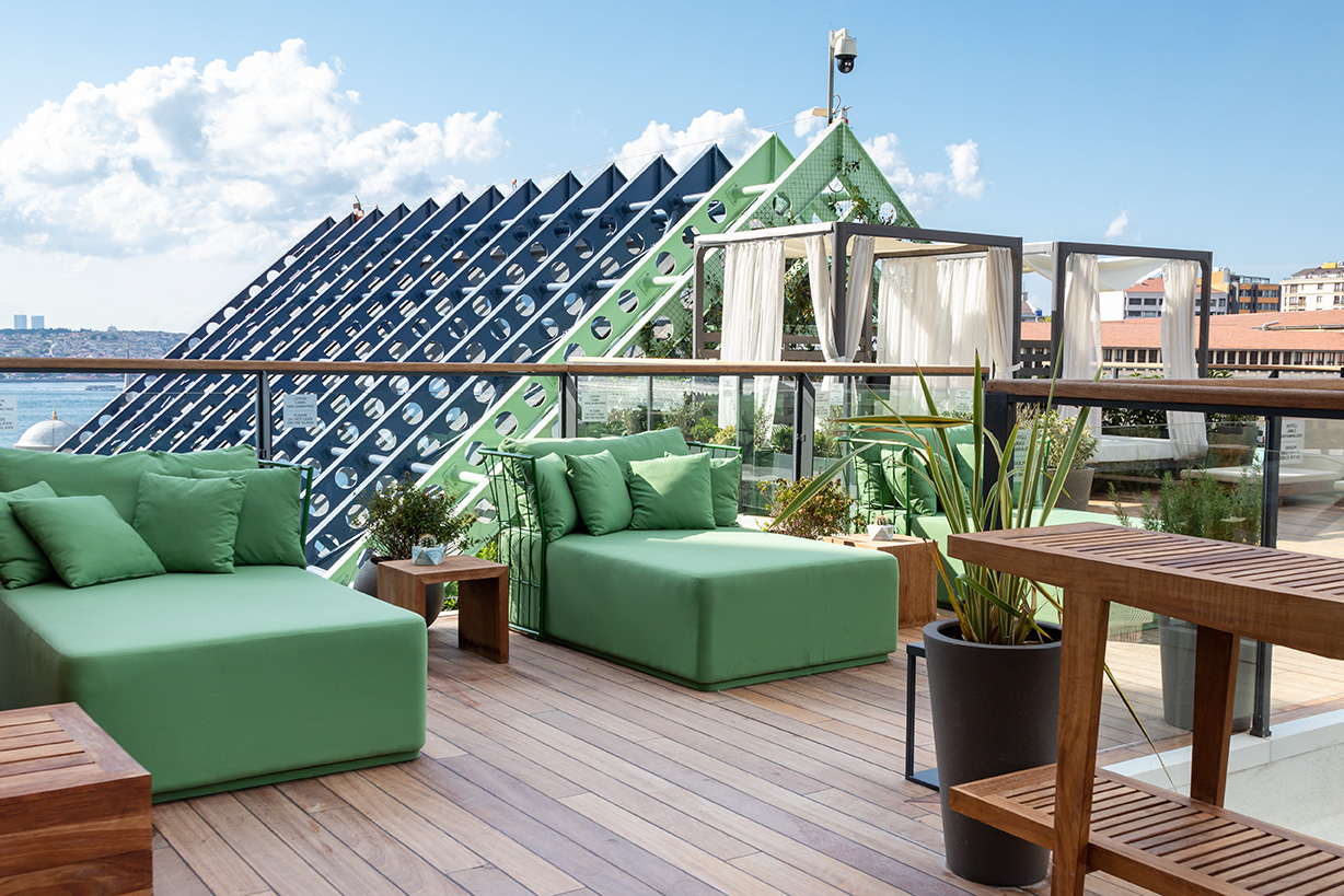 The Roof at The Ritz-Carlton, Istanbul, geç kahvaltı konsepti eşliğinde unutulmaz bir Anneler Günü vadediyor.