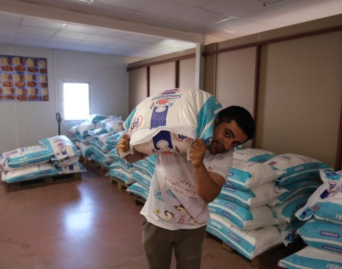 Deprem bölgesine beş tonluk un desteği