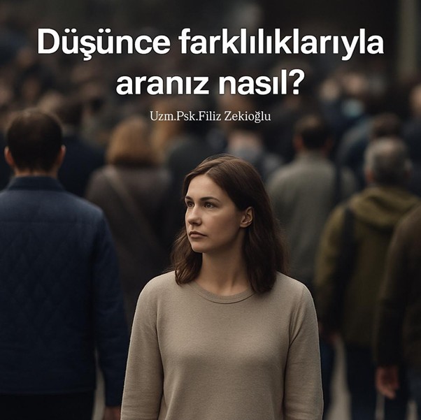 Zihinsel Esneklikten Toplumsal Toleransa Bir Yolculuk Günümüzde farklı düşünceye tahammül eşiğimiz hızla düşüyor. Fikir ayrılığı çoğu zaman bir tartışmanın, bir küskünlüğün ya da sosyal dışlanmanın habercisi oluyor. Oysa insan zihni, tek bir düşünce doğrultusunda sabit kalmaktan ziyade, esneyerek gelişir. Farklı fikirler yalnızca “karşıtlık” değil, aynı zamanda gelişim alanları olabilir. Peki neden farklı düşünen biriyle aynı ortamda kalmakta zorlanıyoruz? Bu zorlanmanın kökeninde yalnızca bireysel eğilimler mi, yoksa kültürel kodlarımız mı var? Toplumsal Yapının Kodladığı Tek Seslilik Fikir birliğine değil, fikir benzerliğine şartlandırılmış toplumlarda büyüyoruz. Çocukluktan itibaren “bizim gibi düşün, bizim gibi hisset” mesajı dolaylı ya da doğrudan biçimde içselleştirilir. Ailenin, mahallenin, okulun ve sosyal çevrenin kabul ettiği belirli normlara uymak; dışlanmamak için bir gereklilik hâline gelir. Böylece birey, kendi düşüncesinden çok “aidiyetin korunmasını” öncelemeye başlar. Bu durum, farklı düşünen birini gördüğümüzde bilinçdışı bir tehdit algısı oluşturmamıza neden olur. Çünkü karşımızdakinin fikri, sadece “başka bir görüş” değil, aynı zamanda “bizim aidiyetimizi zedeleme potansiyeli” taşıyan bir unsur olarak yorumlanır. Farklılıkla Bağlantıda Kalabilmek: Zihin Açıklığının Psikolojisi Psikolojik olgunluk, yalnızca duygularımızı düzenleyebilmekle değil, farklı fikirlerle karşılaştığımızda tepkisel değil, farkındalıklı bir tutum sergileyebilmekle de ilgilidir. Zihinsel açıklık (cognitive openness), bireyin inançlarına aykırı fikirlerle karşılaştığında kendini savunma refleksi göstermeden dinleyebilmesi anlamına gelir. Ancak bu her zaman kolay değildir. Zihinsel açıklığın önünde bazı içsel engeller olabilir: ● Onaylanma ihtiyacı: Fikir ayrılığı yaşamak, reddedilme kaygısını tetikler. ● Kontrol ihtiyacı: Kendi fikrinin doğru olduğuna inanmak, kontrol hissi verir. ● Değersizlik şemaları: Karşıt fikir, kişinin yetersizlik duygularını harekete geçirebilir. Böyle durumlarda çoğu insan savunmaya geçer, karşı tarafı susturur ya da uzaklaşır. Oysa iletişim, farklılıklar karşısında açık ve esnek kalabilmeyi gerektirir. Dijital Çağda Düşünsel Kutuplaşma Sosyal medya çağında bireyler daha çok “kendine benzeyeni” takip eder hale geldi. Farklı sesler engelleniyor, susturuluyor ya da marjinalleştiriliyor. Bu da zihinsel yankı odaları (echo chambers) yaratıyor: Herkesin sadece kendi fikrinin yankısını duyduğu izole bir iletişim evreni. Oysa farklılıklarla temasta olmak, insanı geliştirir. 