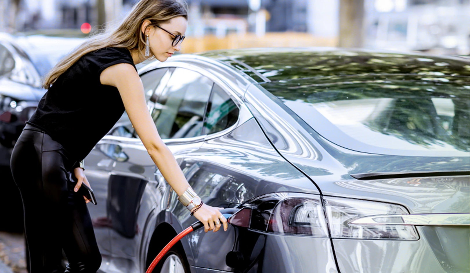 Elektirikli araçlar özellikle genç ve çevreci kitlelerin dikkatini çekiyor