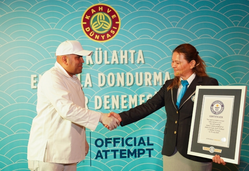Tek külahta 132 top dondurma ile Guinness Rekorlar Kitabına girdi