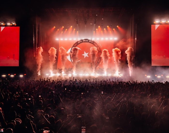 Armin van Buuren İstanbulluları büyüledi