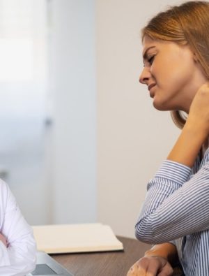 Cep telefonlarının yoğun kullanımı, masa başı çalışırken duruş bozukluklarına yol açıyor