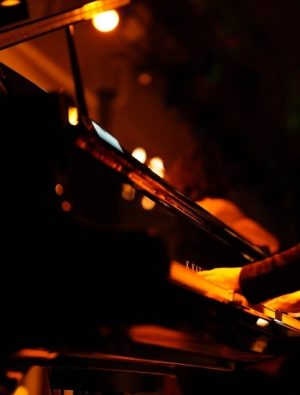 Güvenç Dağüstün ve Dengin Ceyhan’dan Mum Işığında Özel Konser