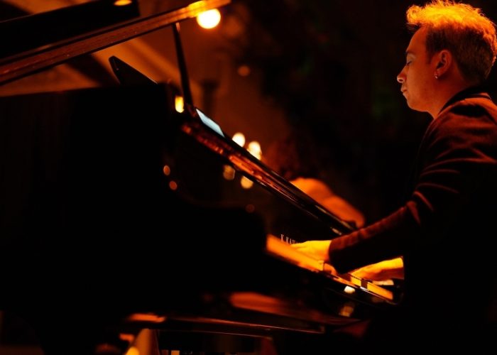 Güvenç Dağüstün ve Dengin Ceyhan’dan Mum Işığında Özel Konser