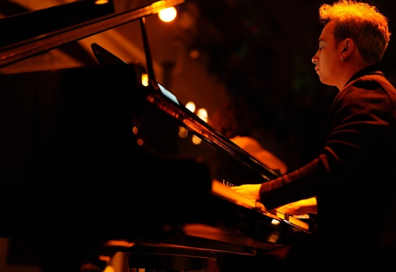 Güvenç Dağüstün ve Dengin Ceyhan’dan Mum Işığında Özel Konser